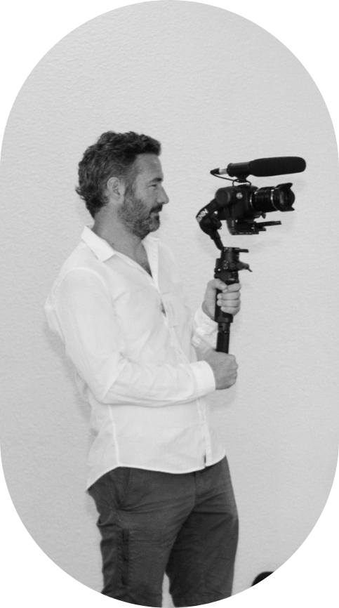 François Grandjacques en train de filmer.
