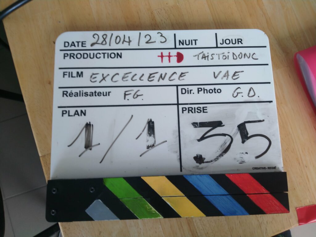 Clap de TaisToiDonc utilisé sur le tournage de la publicité de Excellence VAE diffusée sur les chaînes du groupe M6.